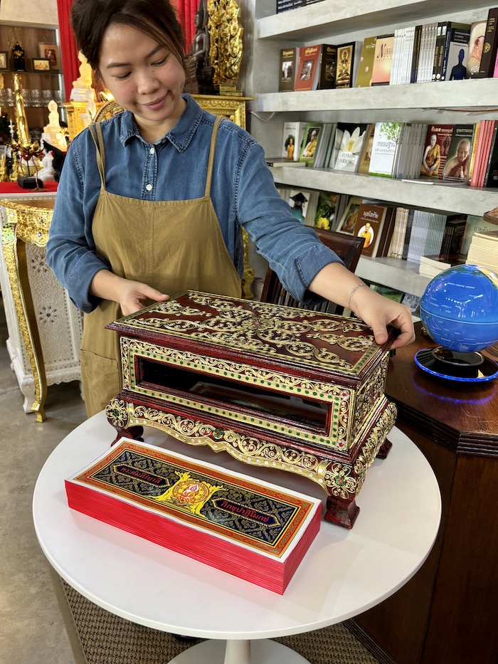 คัมภีร์บาลีปาฏิโมกข์ ฉบับสมบูรณ์
พร้อมหีบบรรจุ พระคัมภีร์ปาฏิโมกข์ 
สีแดงลวดลายทอง ทั้งชุด 4,200 บาท 