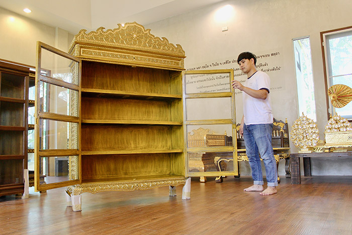 ตู้สำหรับใส่หนังสือพระไตรปิฎกภาษาไทย 91 เล่ม ประดับจั่วด้านบนสีเหลือง