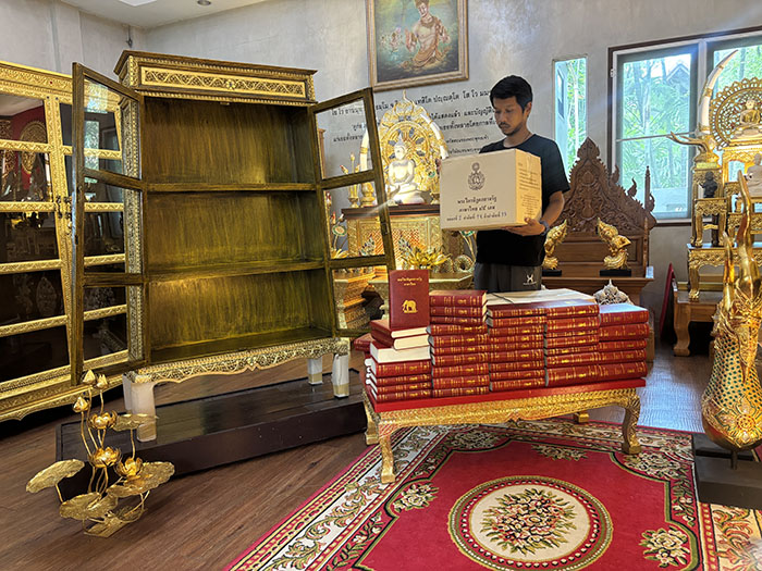 ตู้พระไตรปิฎกสีเหลืองลายทอง กับ หนังสือพระไตรปิฎกสยารัฐไทย ตู้พระไตรปิฎกสีเหลืองลายทอง กับ หนังสือพระไตรปิฎกสยารัฐไทย
