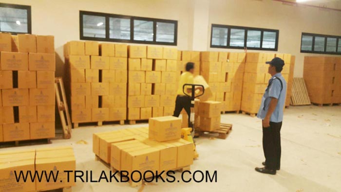 เตรียมการแปะกล่องหนังสือพระไตรปิฎก 91 เล่มภาษาไทย เพื่อ เตรียมการจัดส่งทั่วประเทศ โดยศุนย์เผยแพร่พระไตรปิฎกไตรลักษณ์