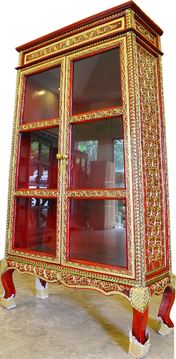 ตู้พระไตรปิฎก ทรงสี่เหลี่ยมคางหมู สีแดงลวดลายทอง
หน้าจกหน้าบานใหญ่ 6 บาน 
ประลวดลายทอง พร้อม ติดกระจกสีด้านหน้าและด้านข้าง
สำหรับพระไตรปิฎก 45 เล่มไทย, บาลี, ส.ธรรมภักดี 
ไม่เหมือนใคร ราคา 8,500 บาท