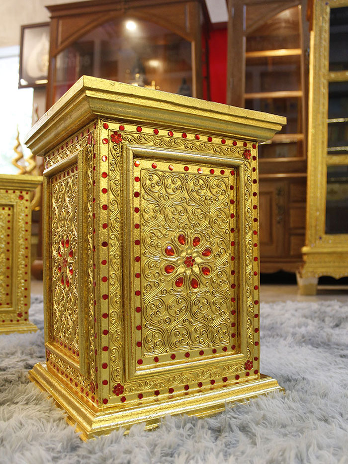 ฐานพระปิดทอง งานไม้สักทั้งหลัง  ทรงสูง ลงรักปิดทองทั้งหลัง ราคาคู่ละ 13000 บาท