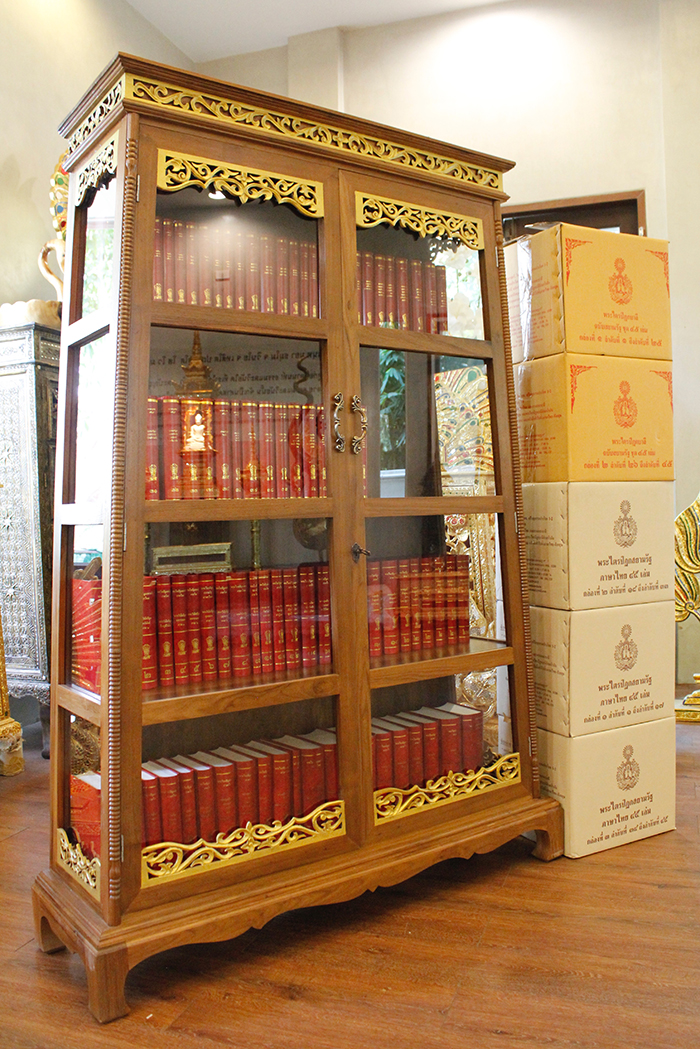 หนังสือพระไตรปิฎกสยามรัฐ ครบชุด บาลี - ไทย
จำนวน 90 เล่ม โดย มหามกุฏราชวิทยาลัย ฯ
จัดส่งพร้อมตู้พระไตรปิฎก ไม้สักแท้ทั้งหลัง