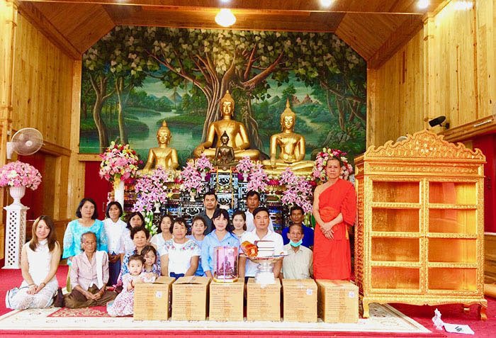 ดำเนินการจัดส่งหนังสือพระไตรปิฎก91เล่มภาษาไทย และ ตู้พระไตรปิฎกแบบลงรักปิดทอง
สำหรับบรรจุหนังสือพระไตรปิฎกภาษาไทยชุดนี้ ราคาตู้พระไตรปิฎกหลังนี้16,000บาทครับ 