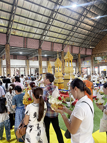 วียนเทียน รอบๆ บุษบก ที่มีพระบรมสารีริกธาตุบรรจุภายใน