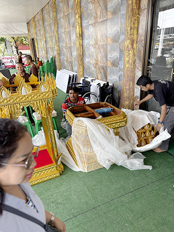 ประกอบบุษบกไม้สัก ก่อน เข้าสู่งานพิธี อัญเชิญพระธาตุ
