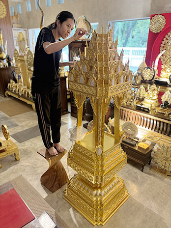 ปิดทองบุษบกไม้สัก เก็บงานรายละเอียด บุษบกไม้สักแกะสลักฉลุลายดอกไม้สวยงาม