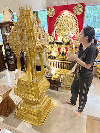 เก็บงานรายละเอียดบุษบกไม้สักปิดทอง เพื่อจัดส่งให้ลูกค้า