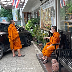 คณะพระนักศึกษาเดินทางมาเยี่ยมชมและเลือกศึกษาหนังสือพระไตรปิฎก ณ ศูนย์จัดส่งพระไตรปิฎกไตรลักษณ์