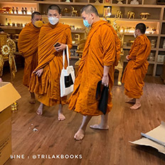 คณะพระนักศึกษา เลือกชมตู้หนังสือพระไตรปิฎกฉบับอรรถกถาขยายความ ณ ศูนย์จัดส่งไตรลักษณ์