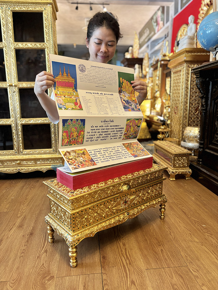 หีบพระคัมภีร์ไม้สักแท้ลงรักปิดทองคำเปลวประดับกระจกสี รองรับคัมภีร์พระมาลัยทรงคุณค่า หีบพระคัมภีร์ไม้สักแท้ลงรักปิดทองคำเปลวประดับกระจกสี รองรับคัมภีร์พระมาลัยทรงคุณค่า