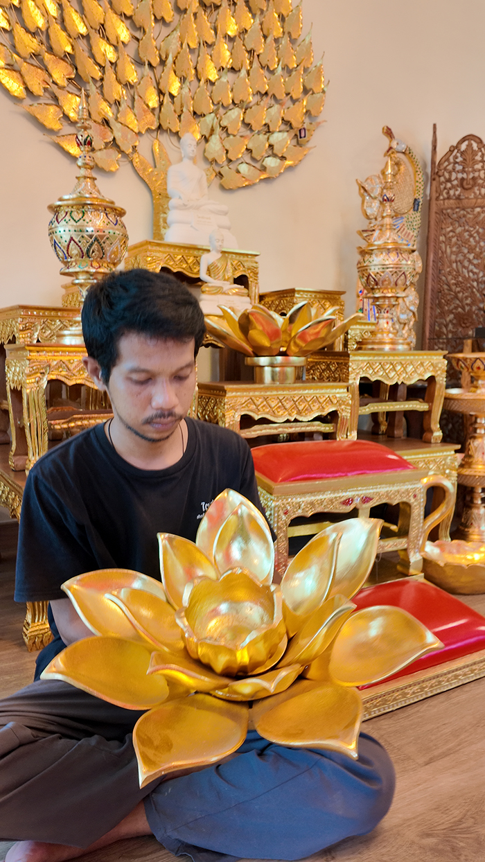 หน้ากว้าง ดอกบัวทอง ไม้แกะลัก หน้ากว้าง 55 เซนติเมตร หน้ากว้าง ดอกบัวทอง ไม้แกะลัก หน้ากว้าง 55 เซนติเมตร