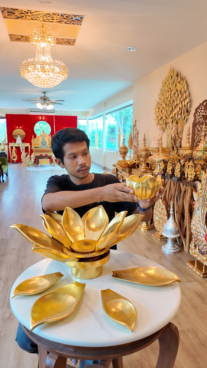 ดอกบัวทอง สามารถแต่งห้องพระ ห้องรับแขก จุดรับลองลูกค้า งานปิดทอง เทคนิค แบบปิดทองพระพุทธรูป บัวบัวทอง แกะสลัก ถอดออกได้ทุกชิ้น งานดอกบัวทองในห้องพระชิ้นนี้ ท่านใดชื่นชอบของแต่งห้องพระสวย สามารถแจ้งเจ้าหน้าที่ trillakbooks ได้ครับ ดอกบัวทอง สามารถแต่งห้องพระ ห้องรับแขก จุดรับลองลูกค้า งานปิดทอง เทคนิค แบบปิดทองพระพุทธรูป บัวบัวทอง แกะสลัก ถอดออกได้ทุกชิ้น งานดอกบัวทองในห้องพระชิ้นนี้ ท่านใดชื่นชอบของแต่งห้องพระสวย สามารถแจ้งเจ้าหน้าที่ trillakbooks ได้ครับ