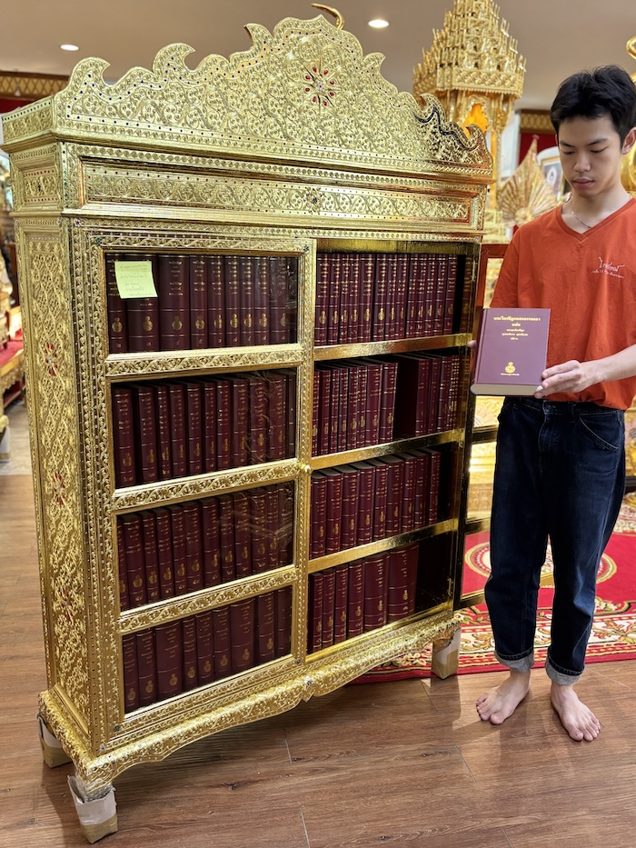 ตู้พระไตรปิฎกปิดจั่วลายทอง สำหรับ ใส่หนังสือพระไตรปิฎกไทย 91 เล่ม