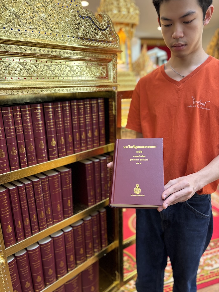ตู้พระไตรปิฎกปิดจั่วลายทอง สำหรับ ใส่หนังสือพระไตรปิฎกไทย 91 เล่ม
