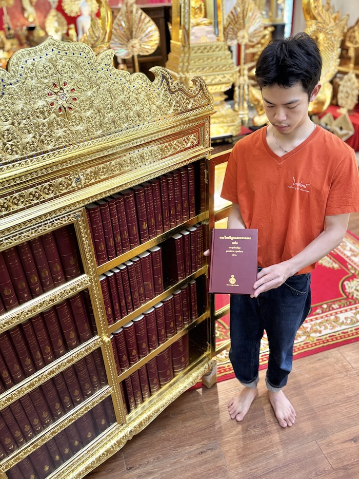 ตู้พระไตรปิฎกปิดจั่วลายทอง สำหรับ ใส่หนังสือพระไตรปิฎกไทย 91 เล่ม