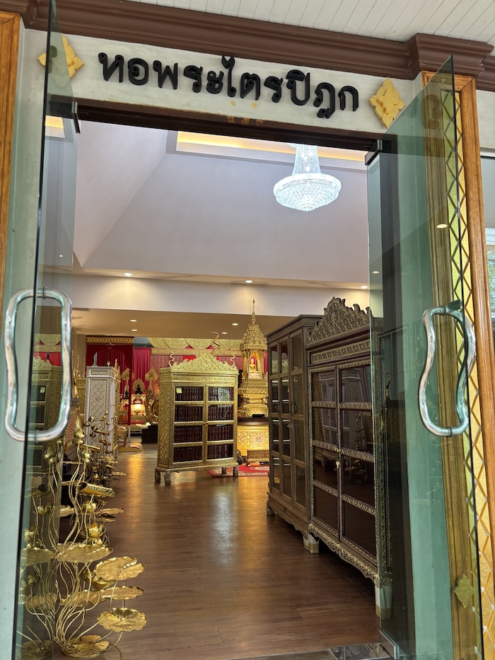 ตู้พระไตรปิฎกปิดจั่วลายทอง สำหรับ ใส่หนังสือพระไตรปิฎกไทย 91 เล่ม