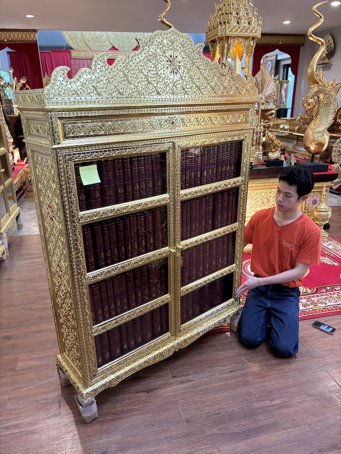 ตู้พระไตรปิฎกปิดจั่วลายทอง สำหรับ ใส่หนังสือพระไตรปิฎกไทย 91 เล่ม