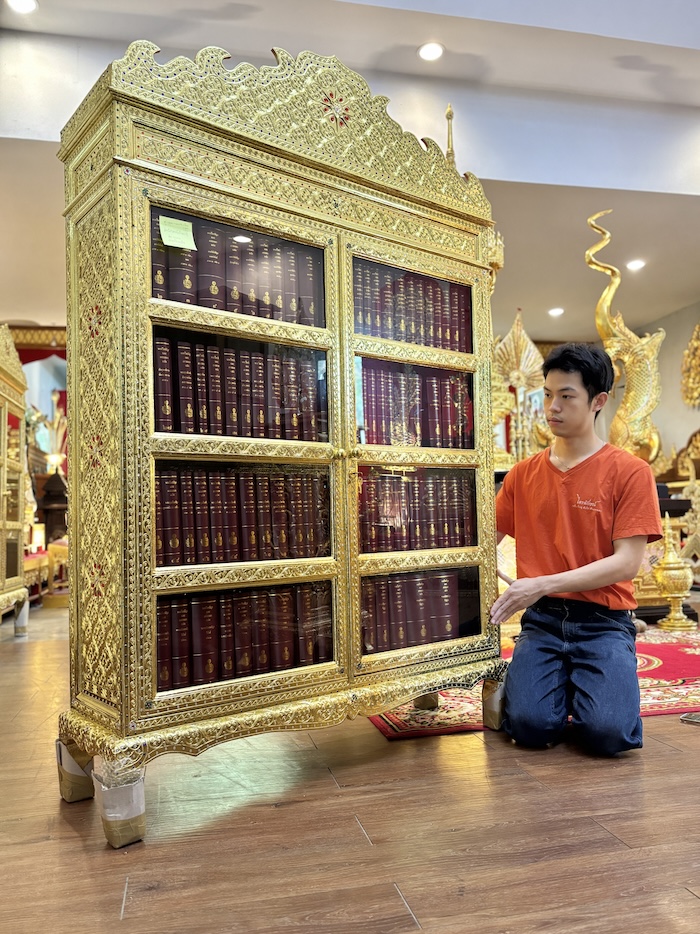 ตู้พระไตรปิฎกปิดจั่วลายทอง สำหรับ ใส่หนังสือพระไตรปิฎกไทย 91 เล่ม
