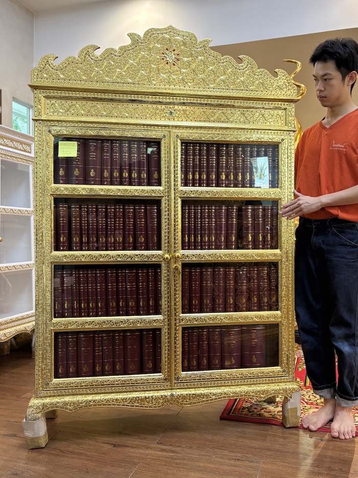 ตู้พระไตรปิฎกปิดจั่วลายทอง สำหรับ ใส่หนังสือพระไตรปิฎกไทย 91 เล่ม