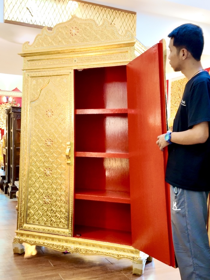 ตู้พระไตรปิฎกสำหรับใส่หนังสือพระไตรปิฎกแบบ 91 เล่มภาษาไทยลงรักปิดทองรูปแบบทรงตู้โบราณ ตู้พระไตรปิฎกสำหรับใส่หนังสือพระไตรปิฎกแบบ 91 เล่มภาษาไทยลงรักปิดทองรูปแบบทรงตู้โบราณ