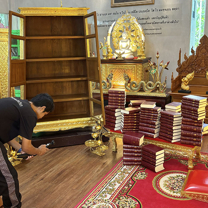 ด้านในรู้พระไตรปิฎกเป็นงานไม้สักแท้ แข็งแรงเพื่อรองรับน้ำหนัก หนังสือพระไตรปิฎก91เล่มไทย