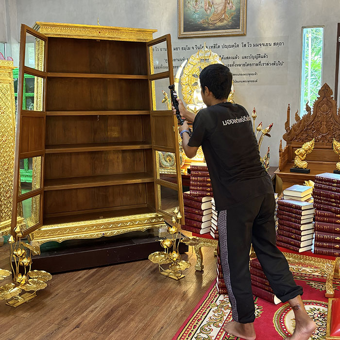 ด้านในรู้พระไตรปิฎกเป็นงานไม้สักแท้ แข็งแรงเพื่อรองรับน้ำหนัก หนังสือพระไตรปิฎก91เล่มไทย
