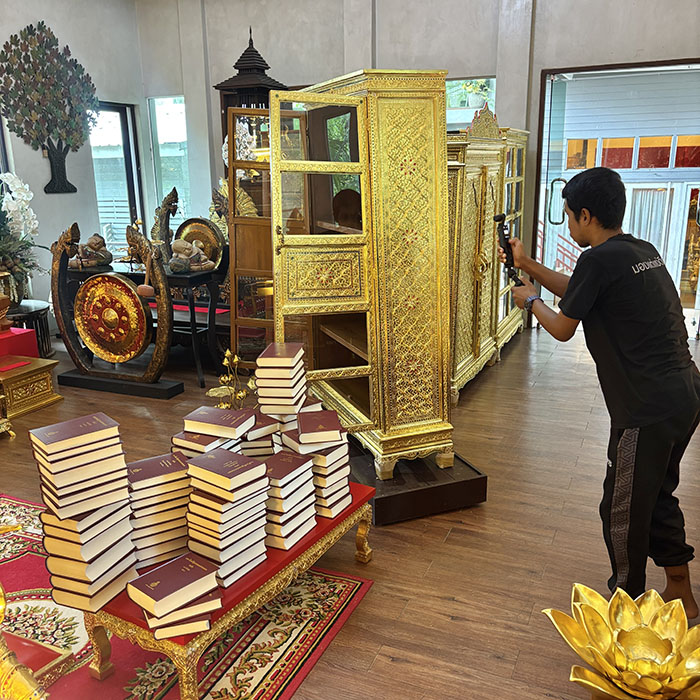 ด้านข้างตู้ไม้สักปิดทอง ลวดลายทอง ปิดทอง จากสุดยอดฝีมือหัตถกรรมช่าง เพื่อสมเกียรติเป็นที่บรรจุพระไตรปิฎกภาษาไทย 91 เล่ม