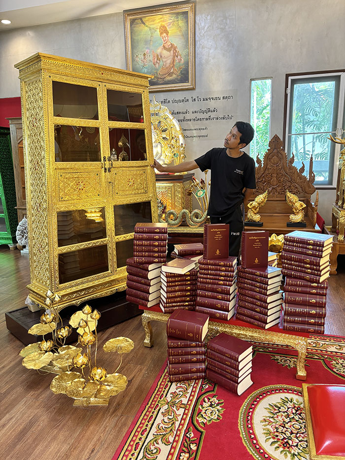 ตู้พระไตรปิฎกไม้สักราคา35000บาทและหนังสือพระไตรปิฎก91เล่มไทย25000บาท