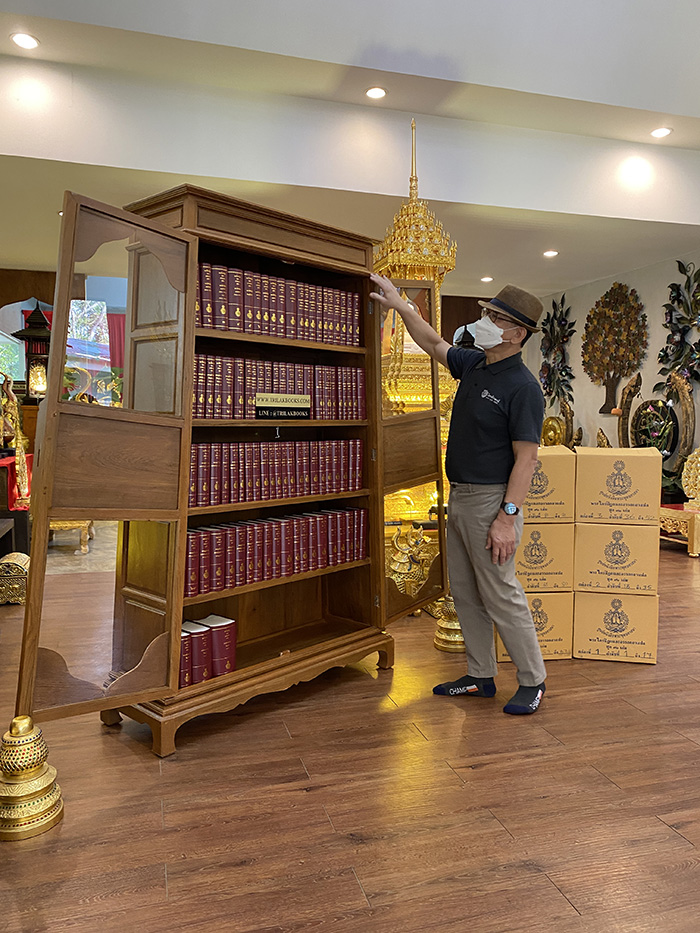 ตู้พระไตรปิฎกไม้สัก สำหรับ หนังสือพระไตรปิฎก 
จำนวน 91 เล่ม ราคาเฉพาะตู้พระไตรปิฎกหลังนี้ ราคา 30000 บาท