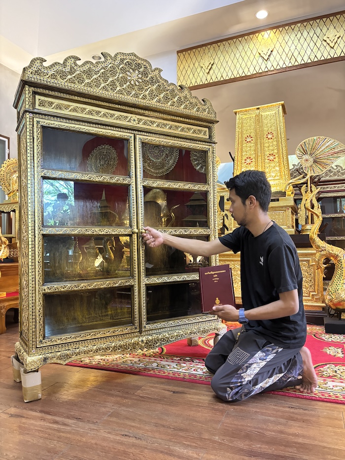ตู้พระไตรปิฎกสีเหลืองลายทอง