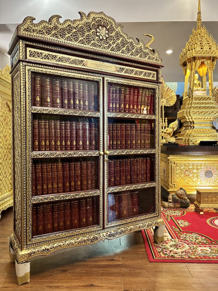 ตู้พระไตรปิฎกสีแดงลายทองประดับจั่วด้านบน เหมาะสำหรับ ใส่หนังสือพระไตรปิฎกภาษาไทย 91 เล่ม โดยมหามกุฏราชวิทยาลัย