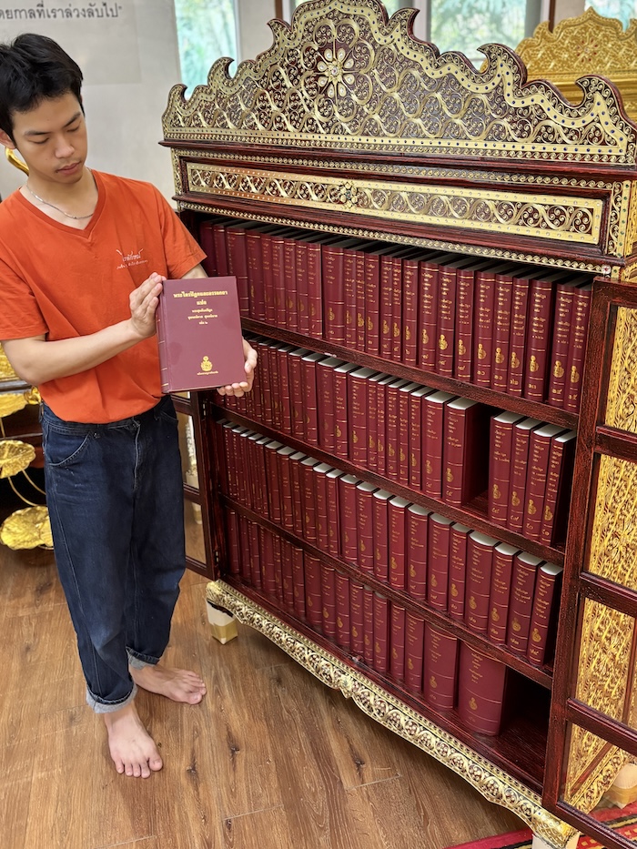 ตู้พระไตรปิฎกสีแดงลายทองประดับจั่วด้านบน เหมาะสำหรับ ใส่หนังสือพระไตรปิฎกภาษาไทย 91 เล่ม โดยมหามกุฏราชวิทยาลัย