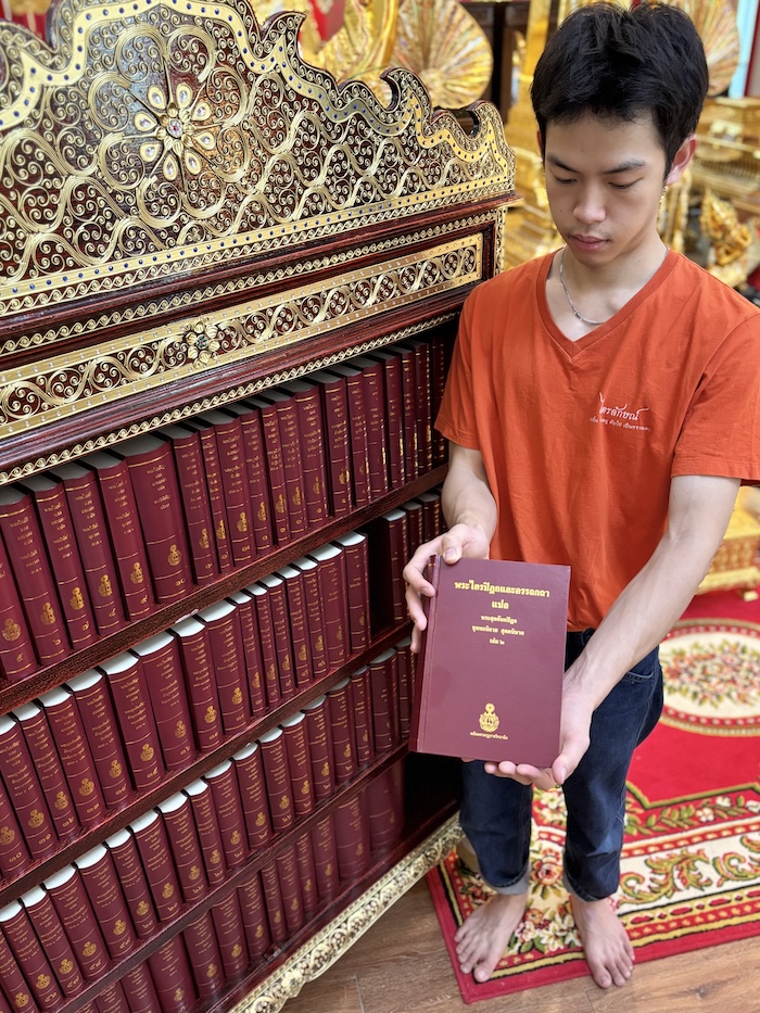 ตู้พระไตรปิฎกสีแดงลายทองประดับจั่วด้านบน เหมาะสำหรับ ใส่หนังสือพระไตรปิฎกภาษาไทย 91 เล่ม โดยมหามกุฏราชวิทยาลัย