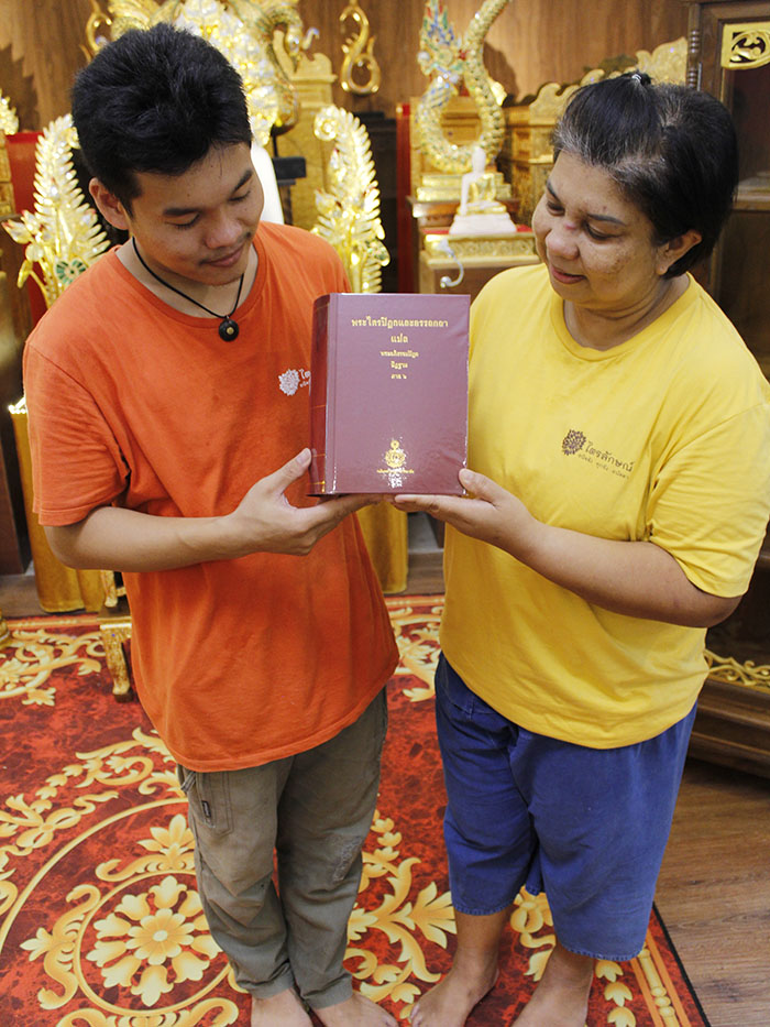 ตู้ไม้สักขนาดใหญ่ทั้งหลัง สำหรับใส่หนังสือพระไตรปิฎก
91เล่มภาษาไทย ได้ทั้งชุดเรียบหรูสวยงาม