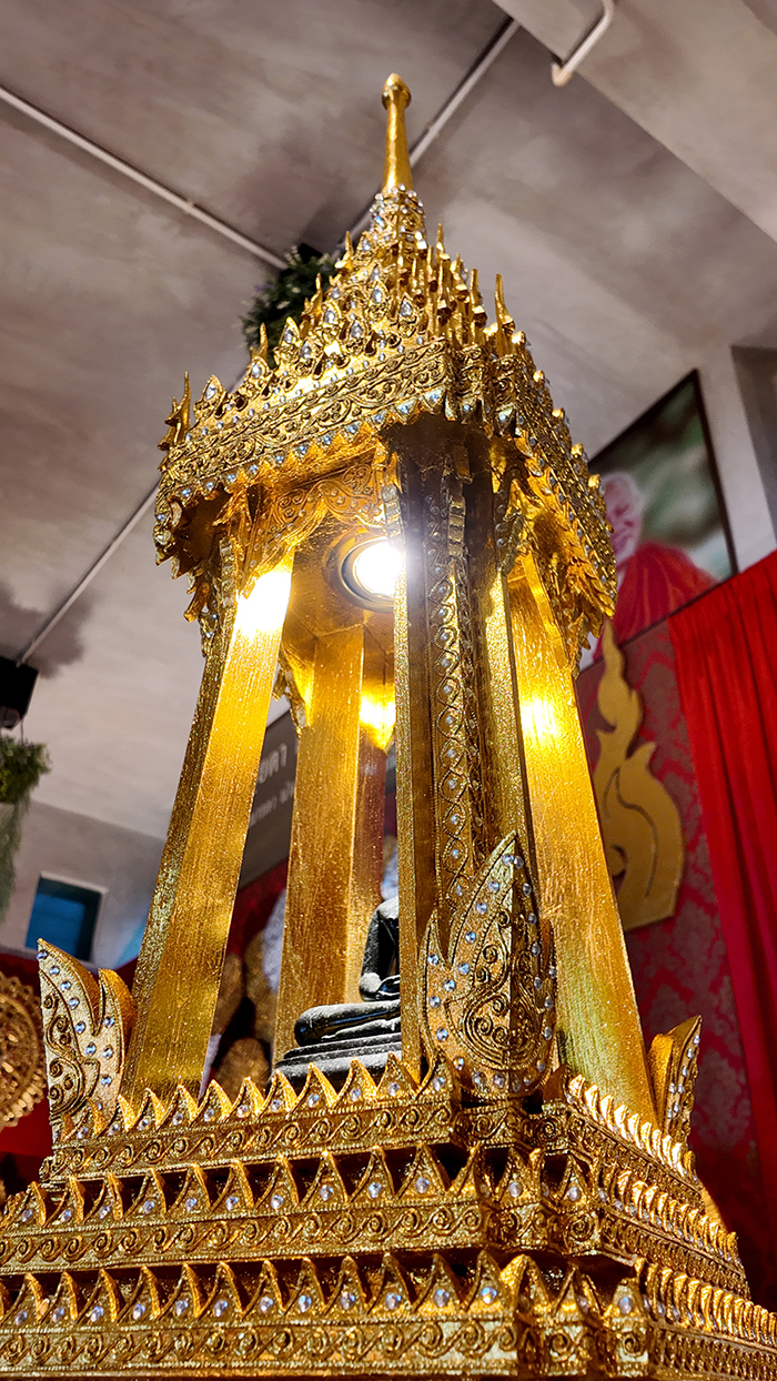 ภายในบุษบก ด้านบน เป็นไฟ LED สว่างสวยงาม ภายในบุษบก ด้านบน เป็นไฟ LED สว่างสวยงาม