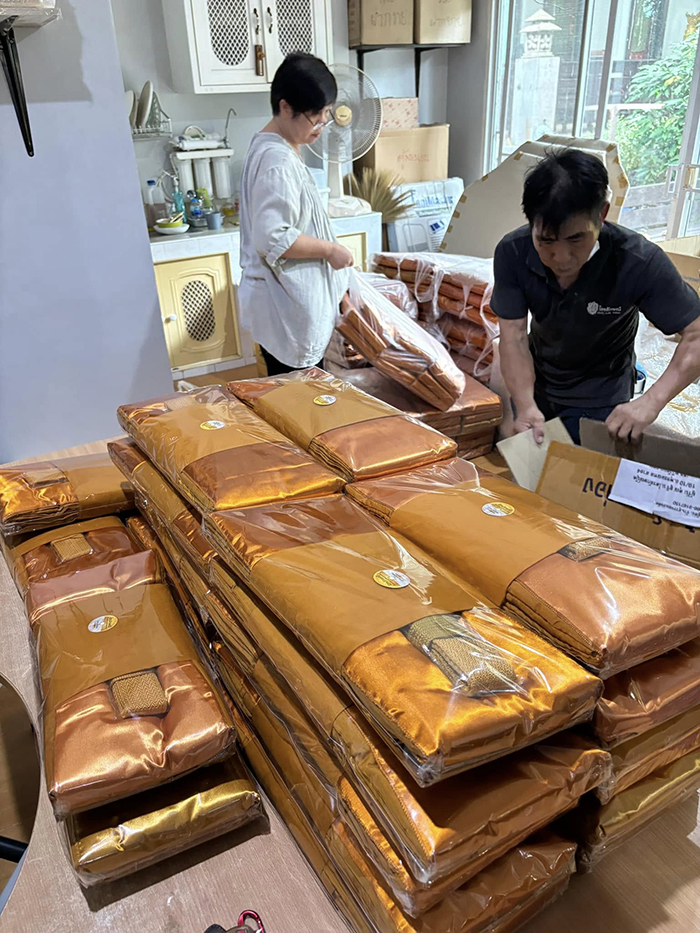 เตรียมจัดส่งชุดผ้าไตรปิฎก ให้ลูกค้านำไปทำบุญใหญ่ ในวาระโอกาส ขึ้นบ้านใหม่ครับ