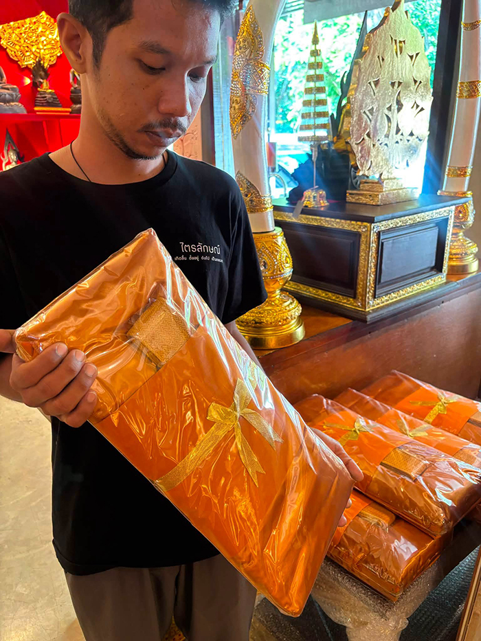 ภาพการเตรียม ผ้าไตรจีวร ชุดบวชพระใหม่ วางเรียงรายพร้อมบาตรและเครื่องบริขารอื่นๆ