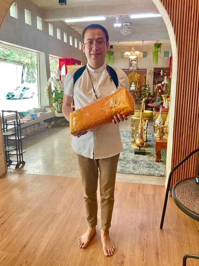 ภาพบรรยากาศต้อนรับลูกค้าที่ขับรถมาเลือกซื้อและมารับ ผ้าไตรจีวร ด้วยตัวเองที่หน้าร้าน