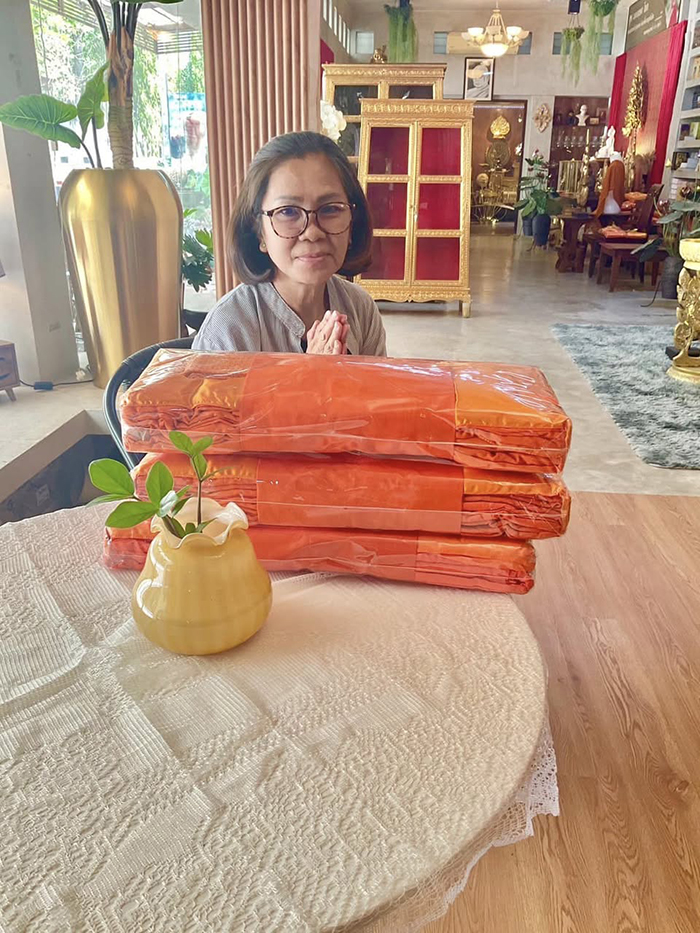 ขอบพระคุณคุณพี่ลูกค้า ที่ขับรถมาเลือกซื้อและรับ ผ้าไตรจีวร ด้วยตัวเองที่หน้าร้าน