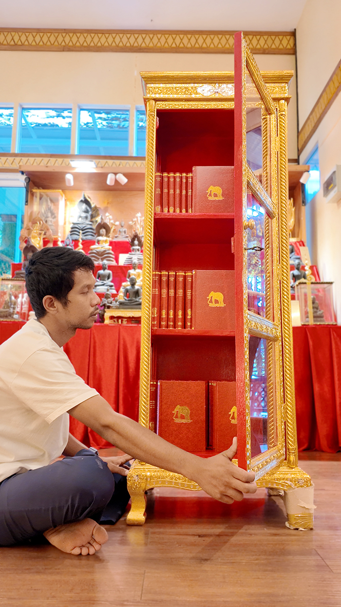 ตู้พระไตรปิฎกหลังนี้ถูกออกแบบมาเพื่อบรรจุหนังสือพระไตรปิฎกฉบับสยามรัฐโดยเฉพาะ ตู้พระไตรปิฎกหลังนี้ถูกออกแบบมาเพื่อบรรจุหนังสือพระไตรปิฎกฉบับสยามรัฐโดยเฉพาะ
