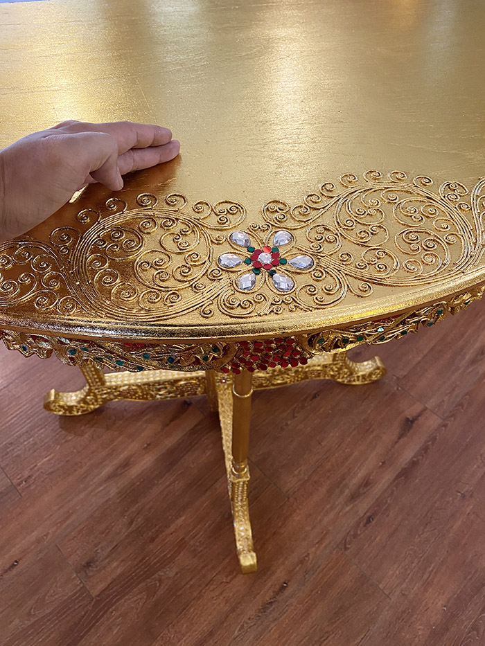 โต๊ะครึ่งวงกลม ไม้สัก ปิดทอง
ขาแชมเปญ ราคา 12,500 บาท